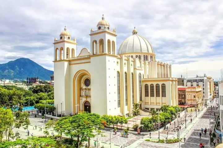 Catedral Metropolitana de San Salvador en el centro histórico
