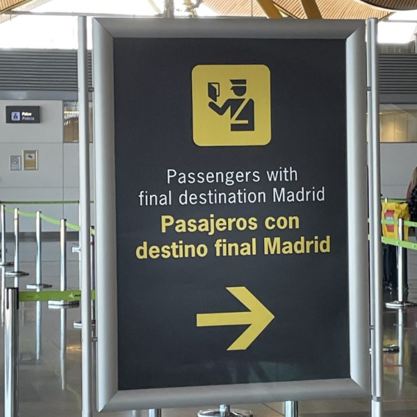 Control de pasaportes en el aeropuerto de llegada a España