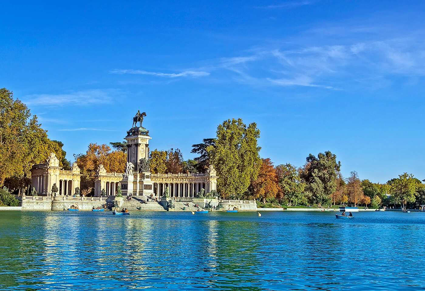 Turistas paseando por el Parque del Retiro en Madrid, España