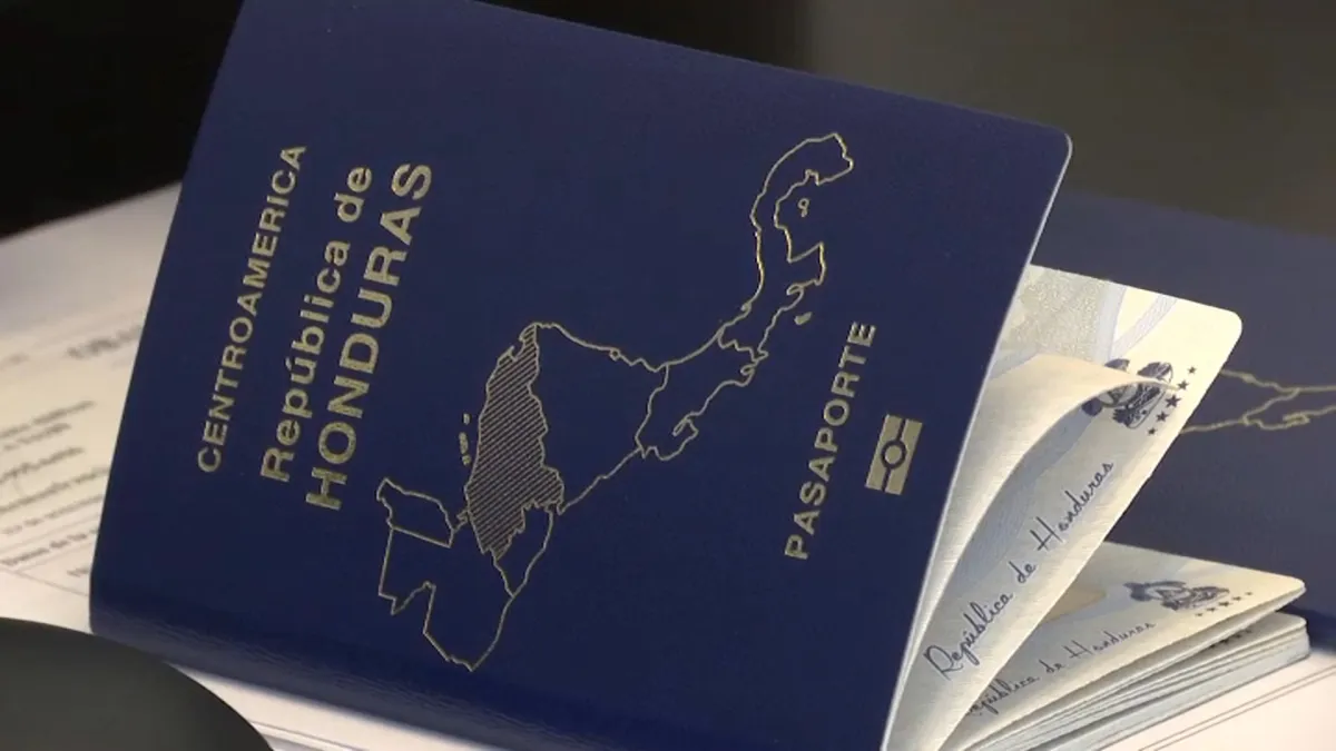 Pasaporte hondureño listo para un viaje a España
