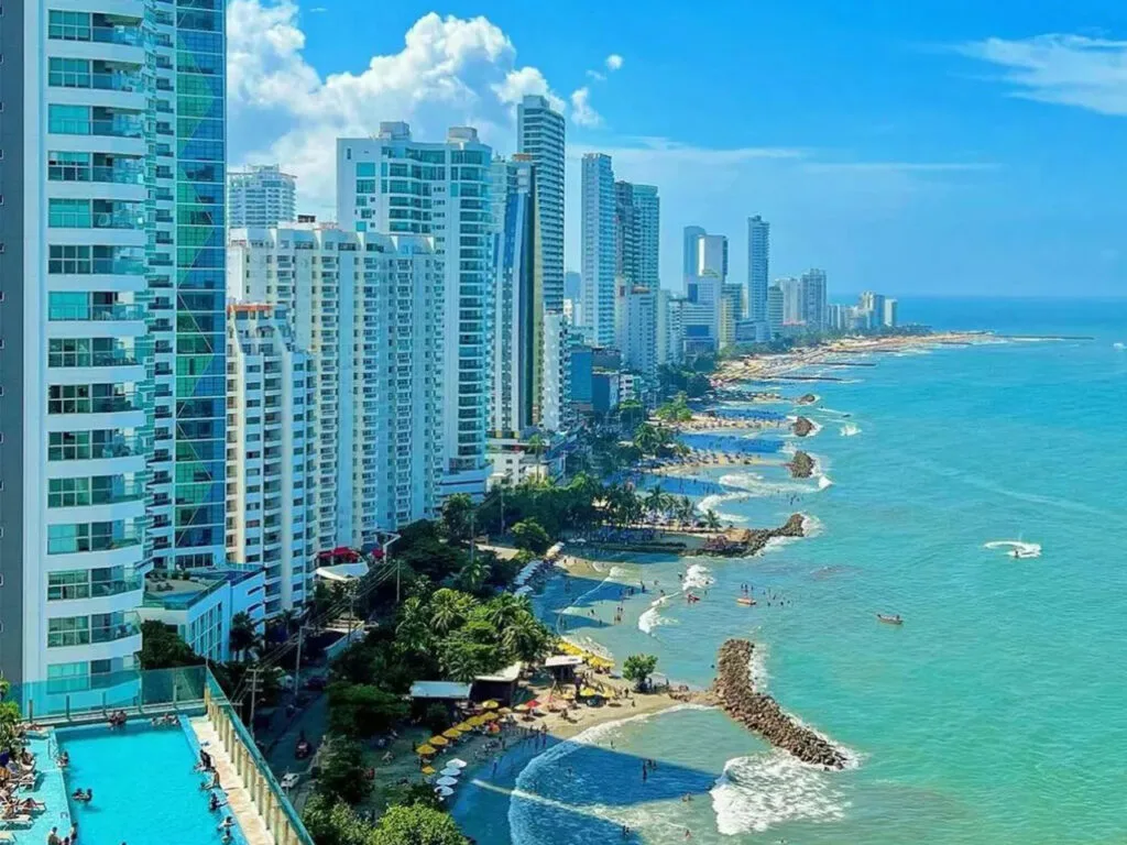 Rascacielos y playa urbana del barrio Bocagrande en Cartagena