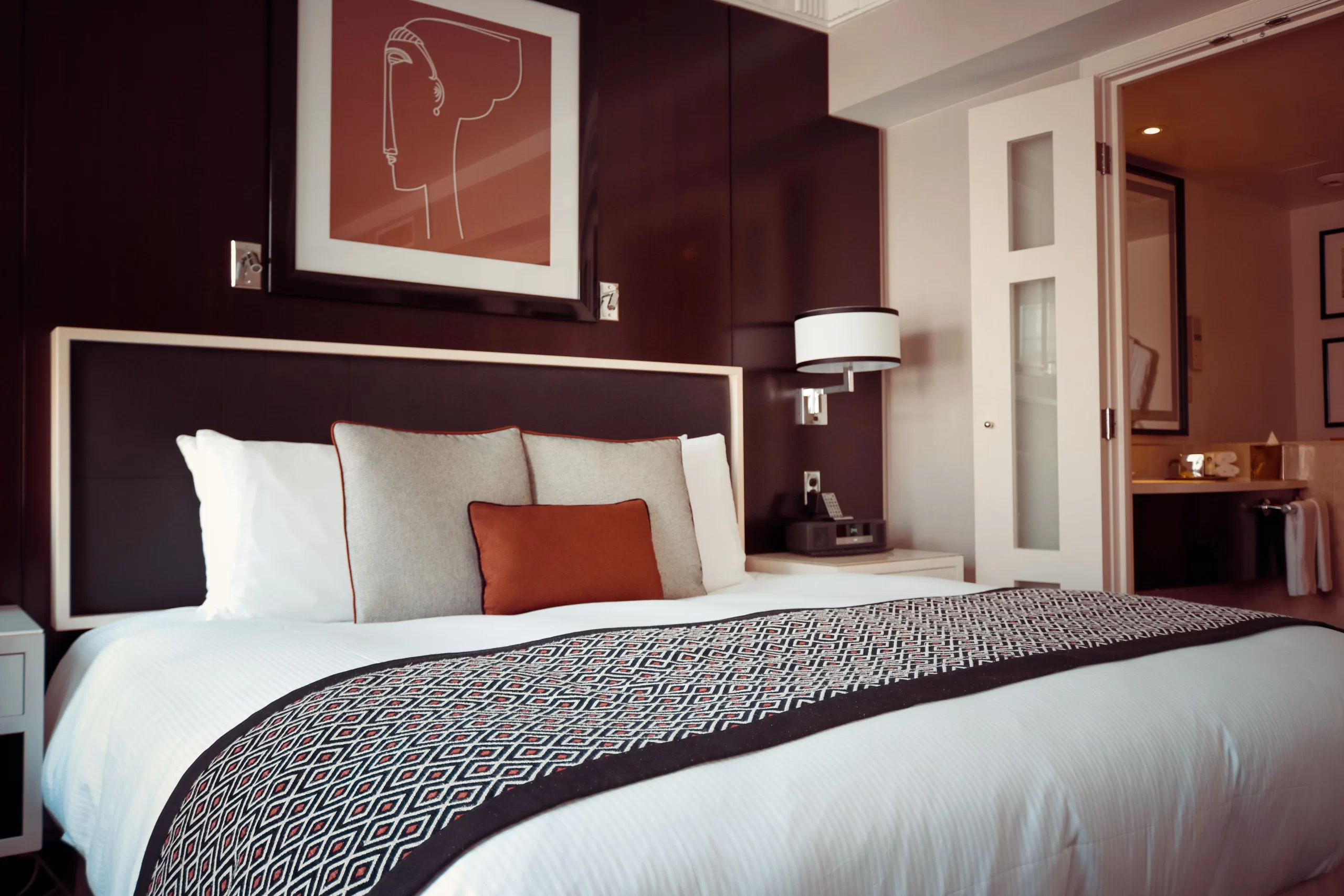 Habitación de hotel reservada para una estancia turística en España