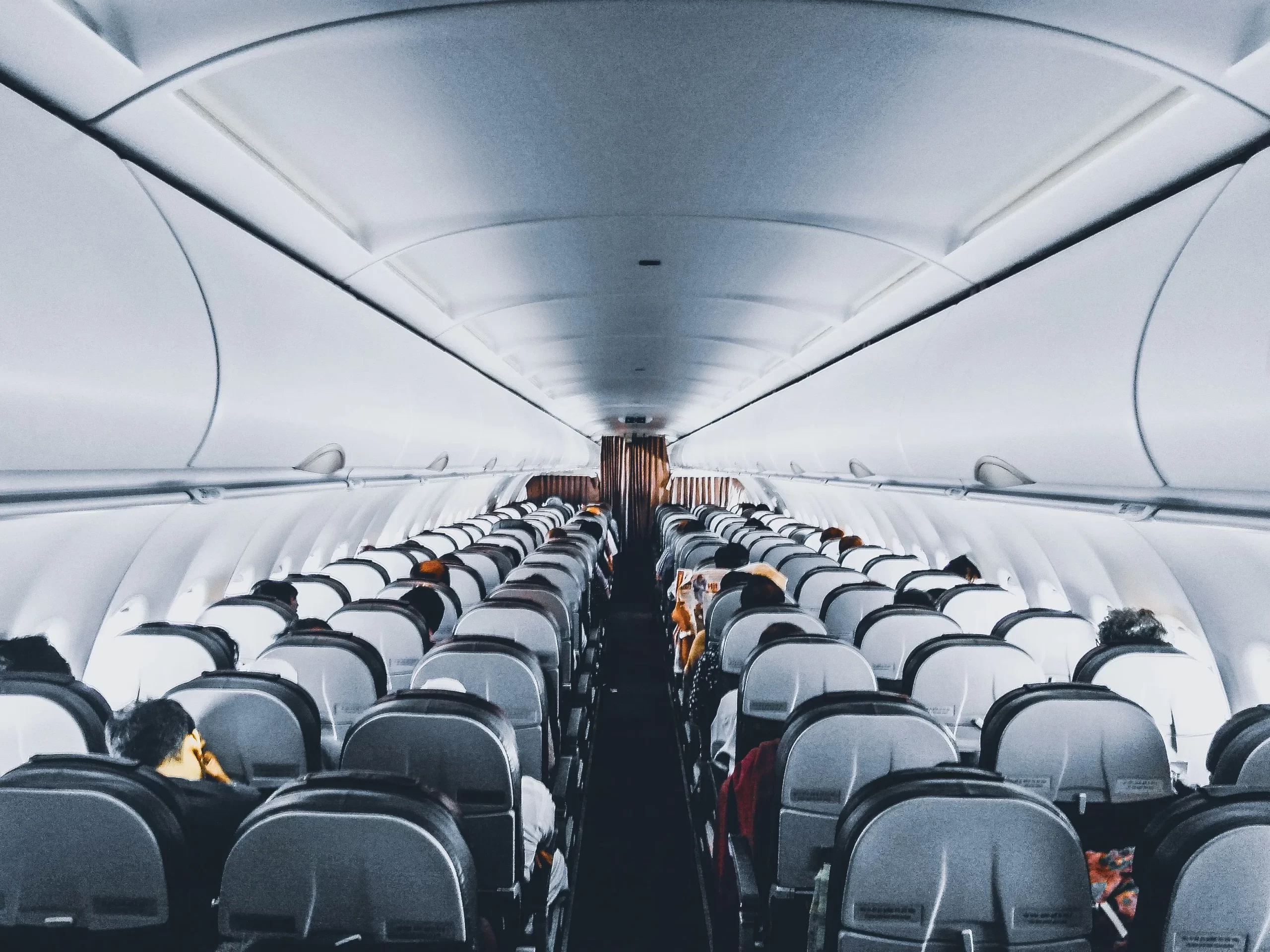 Interior de un avión en un vuelo de Honduras a España
