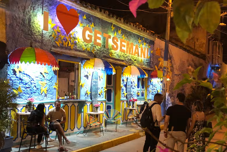 Getsemaní de noche, con calles iluminadas y ambiente en Cartagena
